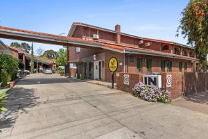 an empty street in front of a brick building at Comfort Inn & Suites Sombrero in Adelaide