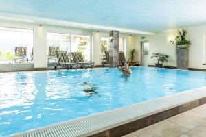 Bazén v ubytovaní Flairhotel am Wörthersee alebo v jeho blízkosti