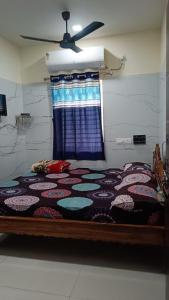 ein Schlafzimmer mit einem großen Bett und einem blauen Vorhang in der Unterkunft SVS Grands in Ālamūru + 2 Fotos