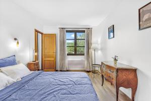 a bedroom with a bed and a desk and a window at Le Domaines Des Thermes - T2 in Gap
