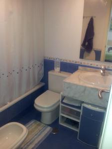 a bathroom with a toilet and a sink at Apartamento La Tramuntana in Benidorm