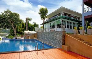 Bazén v ubytování Princess River Kwai Hotel nebo v jeho okolí