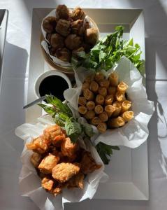a table with a plate of food on a table at Guiding Star Motel & Hotel in Brooklyn +18 photos