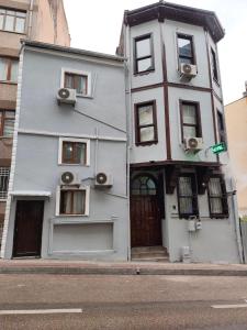 ein weißes Gebäude an einer Straßenseite in der Unterkunft Kule Pansiyon in Bursa