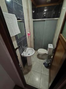 ein kleines Badezimmer mit Waschbecken und Toilette in der Unterkunft Kule Pansiyon in Bursa + 2 Fotos