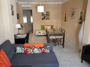 a living room with a couch and a table at Apartamento Venecia Arenal in Seville