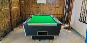 a ping pong table in a room with a green table at Complexo Alemanha - Vilanculos Backpacker in Vilanculos