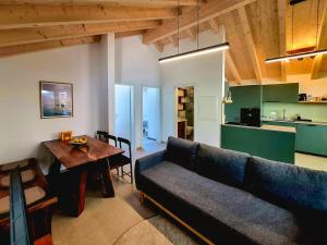 a living room with a couch and a table at Hillside Loft, 2 bedrooms, max 5 guests in Ringgenberg
