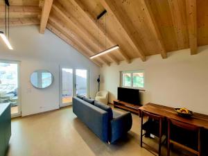 a living room with a blue couch and a table at Hillside Loft, 2 bedrooms, max 5 guests in Ringgenberg