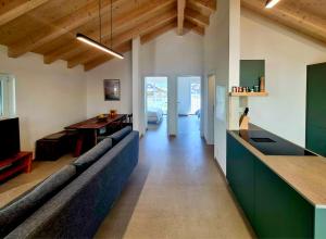 a living room with couches and a dining room at Hillside Loft, 2 bedrooms, max 5 guests in Ringgenberg +23 photos