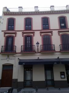 un gran edificio con ventanas y balcones. en Apartamento Venecia Arenal, en Sevilla