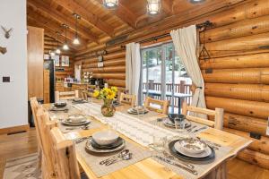 a dining room with a table in a log cabin at Modern Log Home-Walk2Slopes&Trails-Spa-Arcade-EVch in Big Bear Lake