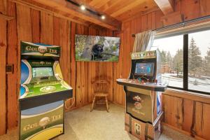 a room with two video game machines in a cabin at Modern Log Home-Walk2Slopes&Trails-Spa-Arcade-EVch in Big Bear Lake