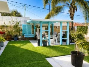 a backyard with a gazebo and green grass at המקום של ברקו in Me‘ona