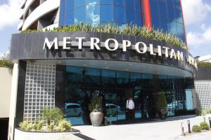 Ein Mann steht vor einem Metropolitani-Gebäude in der Unterkunft Metropolitan Hotel in Teresina