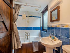 a bathroom with a sink and a bath tub at 3 Bed in Isle Of Arran oc-93240 in Pirnmill +15 photos