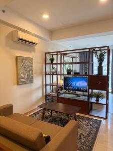 a living room with a couch and a tv at Ecosea Timurbay in Kampong Tanjong