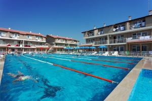 a swimmer in a swimming pool at a resort at Morski Duni in Shkorpilovtsi