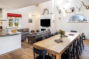 a living room with a table and a couch at Ferienhaus Haussee in Himmelpfort
