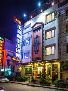 Budova, kde se hotel nachází + 26 fotografií