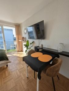 a living room with a black table and two chairs at Appartement de charme in Concarneau