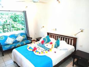 ein Schlafzimmer mit einem Bett und einer Couch in einem Zimmer in der Unterkunft Chepsted Chalets in Glacis