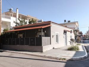a small white building with a porch on a street at Boutique maison Filiatra in Filiatra
