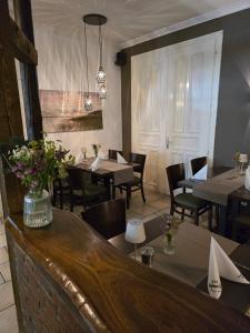 a dining room with tables and chairs in a restaurant at Hotel Ovelgönner Hof in Buxtehude