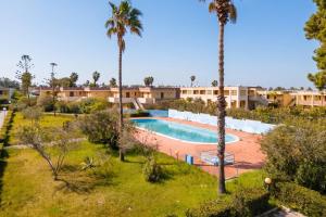an overhead view of a swimming pool with palm trees at Casa Celeste a Torre dell'Orso in Torre dell'Orso