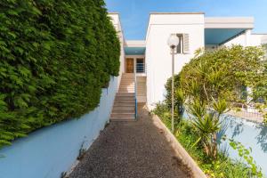 a stairway leading to a white house at Casa Celeste a Torre dell'Orso in Torre dell'Orso