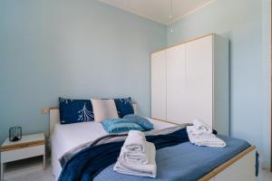 a bedroom with a bed with towels on it at Casa Celeste a Torre dell'Orso in Torre dell'Orso