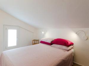 A bed or beds in a room at Un Nido Sul Mare