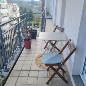 a table and a chair on a balcony at T3 spacieux hyper-centre - Familles & Pros - Genève à 5 min in Saint-Julien-en-Genevois