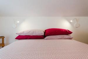 A bed or beds in a room at Un Nido Sul Mare