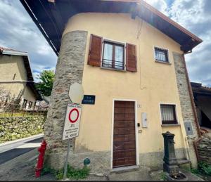 a small house with a sign in front of it at L'Angulin in Vezzo
