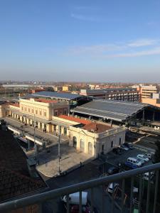 an overhead view of a building with a parking lot at Apartment Verdiano in Parma