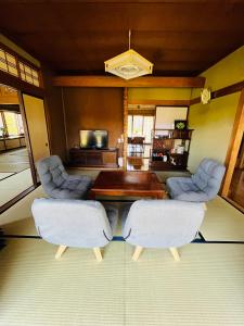a living room with a table and two chairs at ゲストハウスさちさんち in Wagō