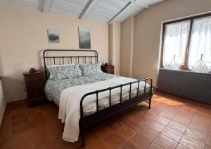 a bedroom with a bed in a room at L'Angulin in Vezzo
