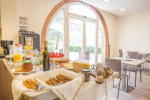 una cocina con una mesa llena de comida y bebida en Agriturismo Casa Zen, en San Martino Buon Albergo