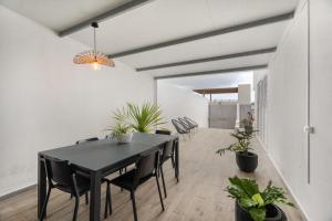 a dining room with a black table and chairs at Casa Vistahermosa in Chayofa