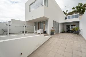 an exterior view of a white house with a patio at Casa Vistahermosa in Chayofa