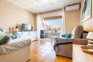 a living room with a couch and a tv at Azul Turquesa in Peniscola