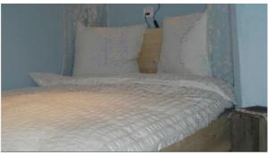 Een bed of bedden in een kamer bij Tgantieni Sot - Apartment mit Herz