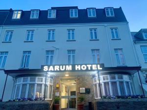 ein Hotel mit einem Schild, auf dem „Saum Hotel“ steht in der Unterkunft Sarum Apart-Hotel in Saint Helier Jersey