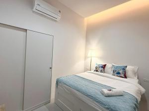 a small bedroom with a bed and a mirror at La Casa Bella in Ban Nong Chaeng