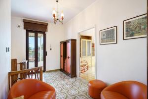 a living room with a couch and a table at Seaside House in Paestum