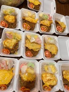 a group of plastic containers filled with food at DIENG CAKRAWALA CABIN Tambi Syariah in Kejajar