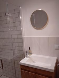 a bathroom with a sink and a mirror at Gasthaus zur Grenze Zeltplatz in Cuxhaven