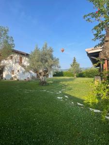a kite flying in the air over a yard at B&B Cuor Di Lavanda in Cannara