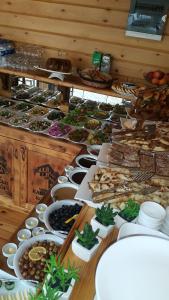 a buffet of different types of food on a table at Kadıoğlu Konağı in Kastamonu